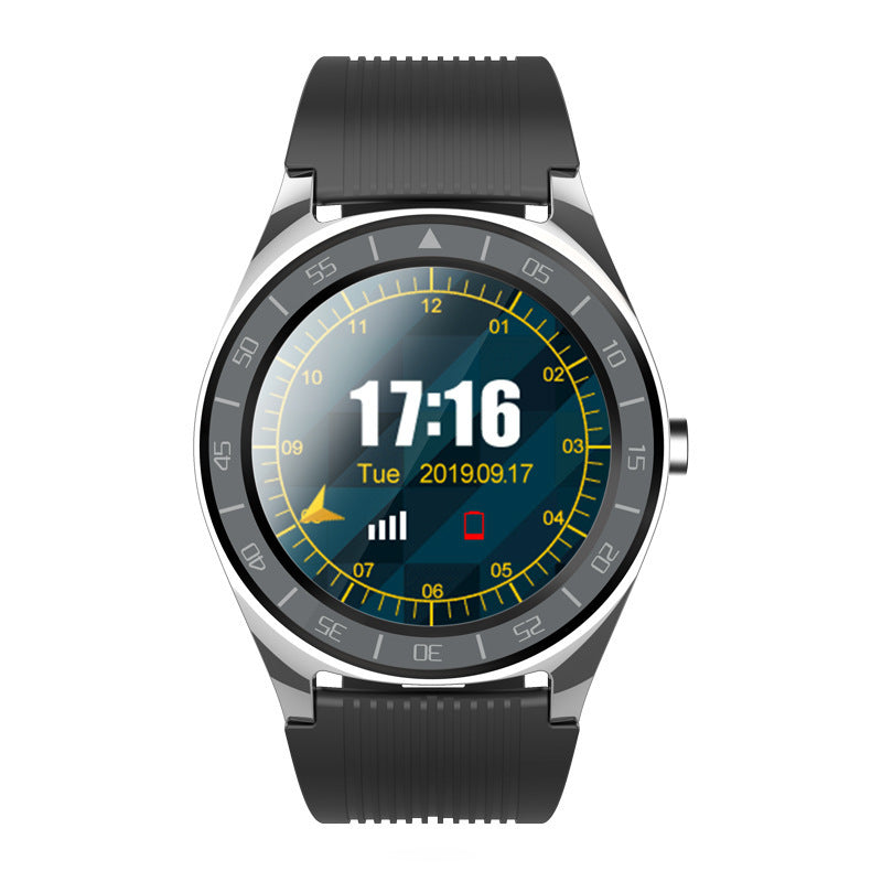 Smartwatch bulat dengan notifikasi cerdas di pergelangan tangan