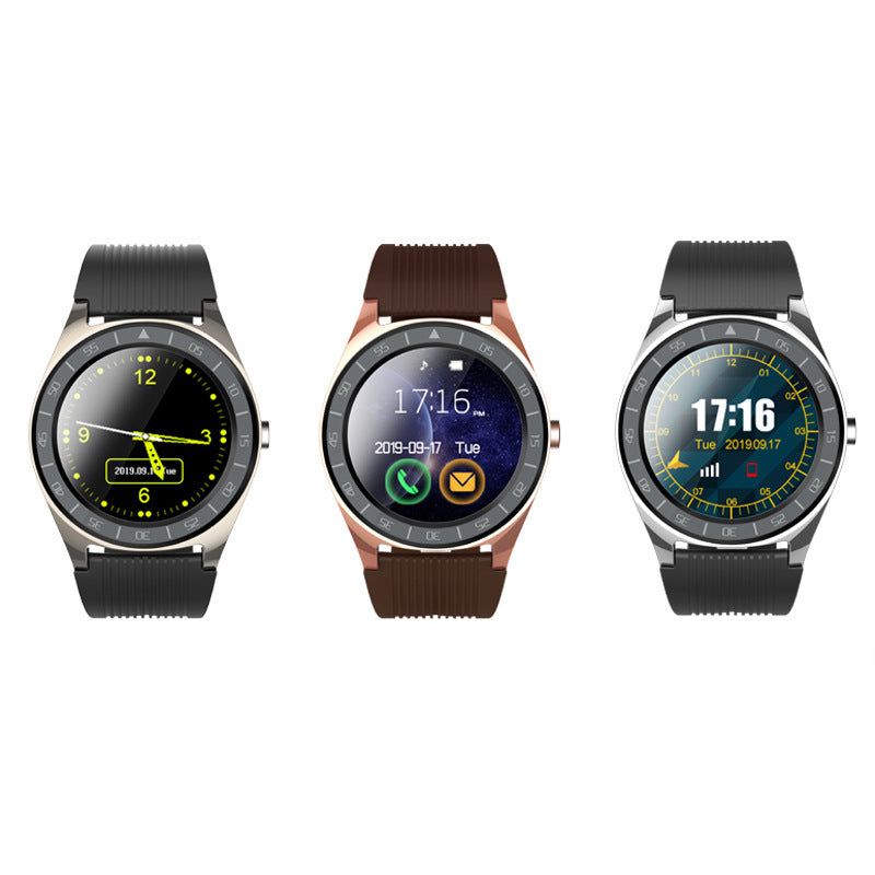 Smartwatch bulat dengan tampilan layar sentuh yang responsif